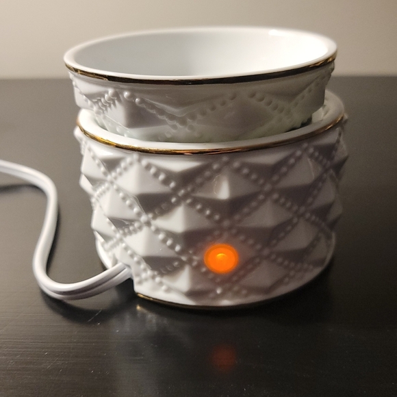 Scentsy White And Gold Medium Burner - Picture 2 of 8